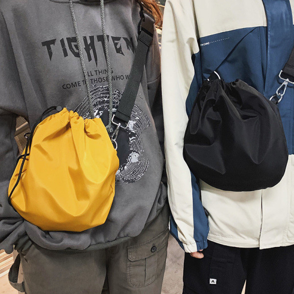 Férfi textiltáska hosszú fogantyúval és megkötővel