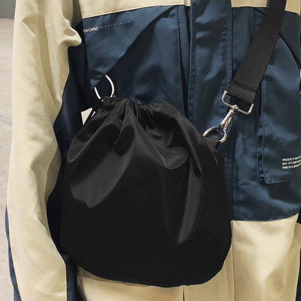 Férfi textiltáska hosszú fogantyúval és megkötővel