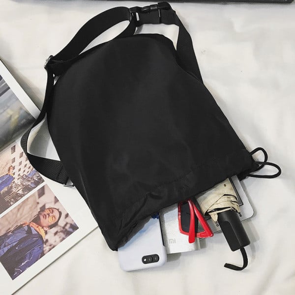 Férfi textiltáska hosszú fogantyúval és megkötővel