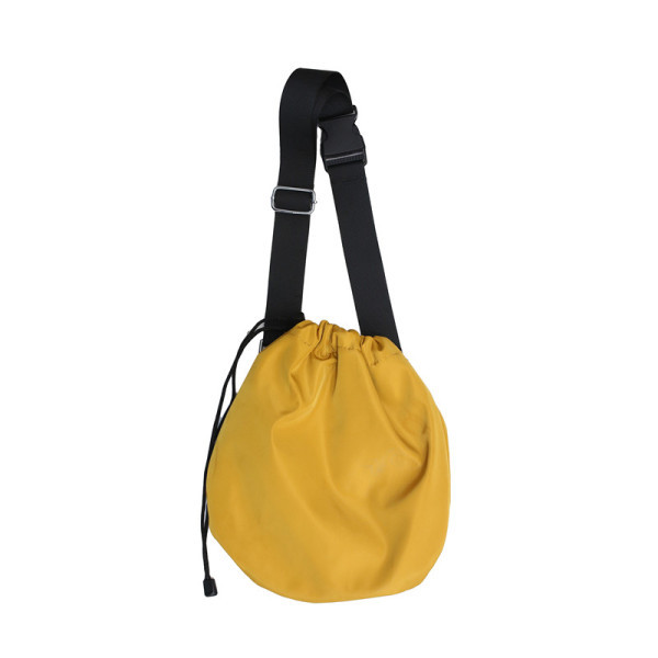 Férfi textiltáska hosszú fogantyúval és megkötővel