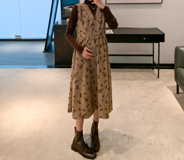 Kivágott modellruha spitz nyakkivágással, terhes nők számára