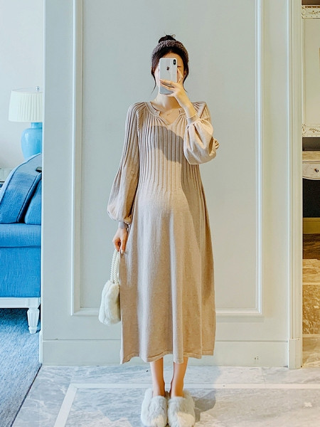 Vékony kötésből készült női szabású ruha terhes nők számára