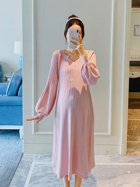 Vékony kötésből készült női szabású ruha terhes nők számára