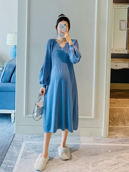 Vékony kötésből készült női szabású ruha terhes nők számára