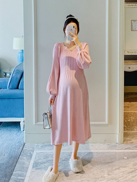 Vékony kötésből készült női szabású ruha terhes nők számára