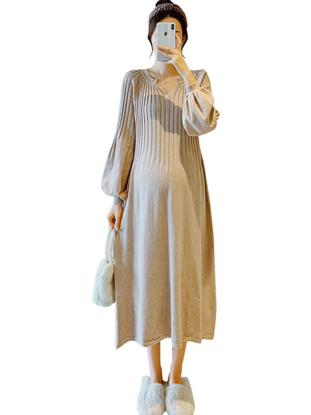 Vékony kötésből készült női szabású ruha terhes nők számára