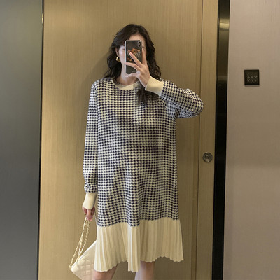 Karirani model haljine za trudnice sa ovalnim izrezom