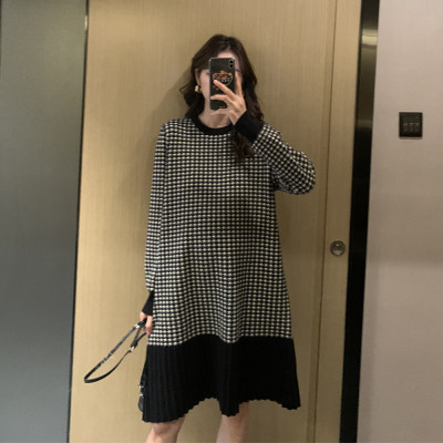 Karirani model haljine za trudnice sa ovalnim izrezom