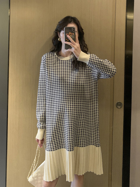 Karirani model haljine za trudnice sa ovalnim izrezom