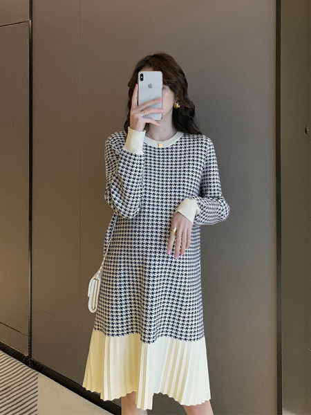 Karirani model haljine za trudnice sa ovalnim izrezom