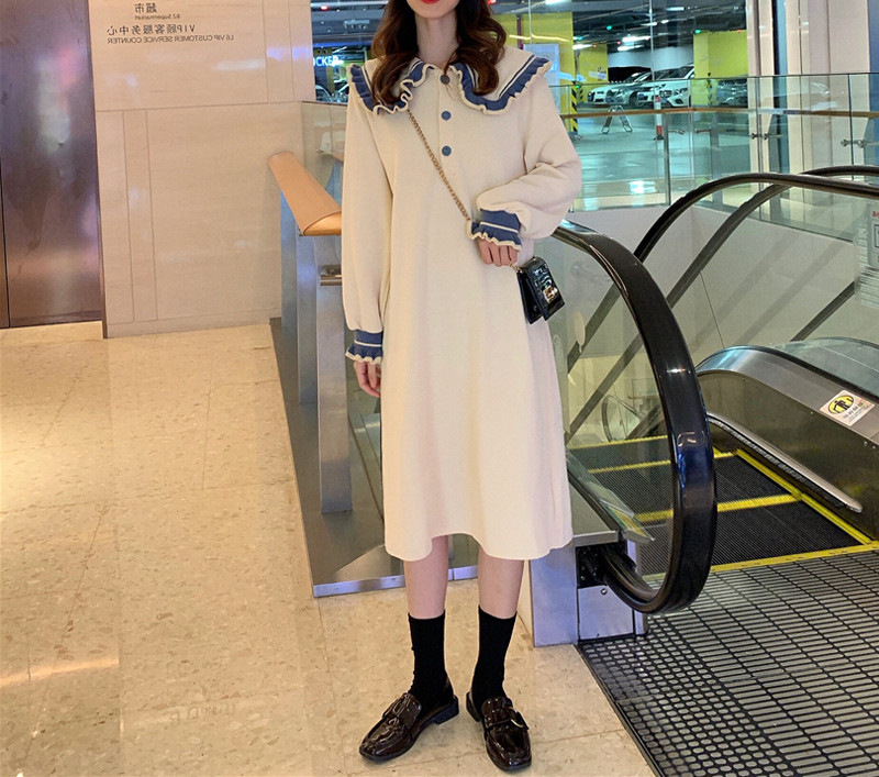 Kötött ruha klasszikus gallérral és gombokkal terhes nők számára