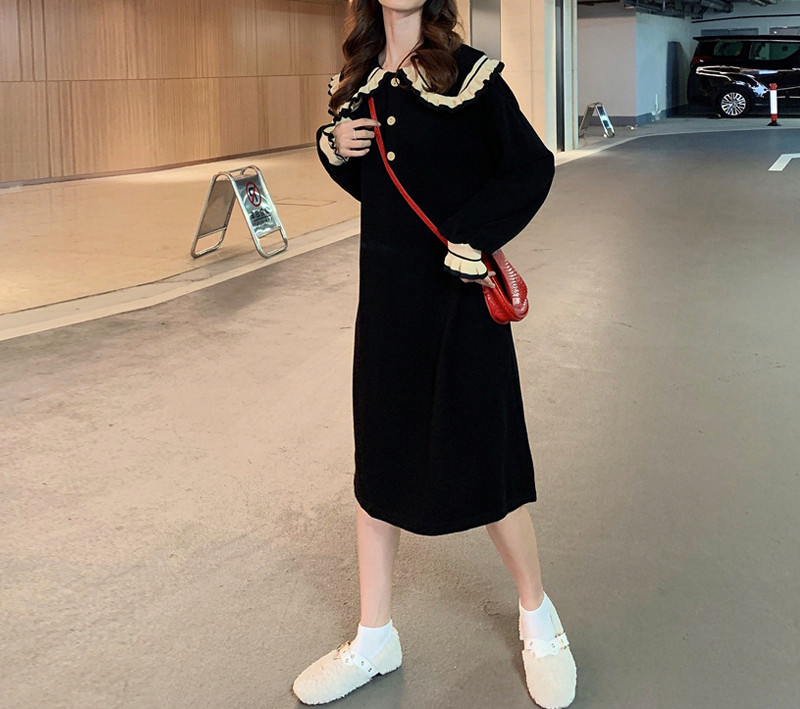 Kötött ruha klasszikus gallérral és gombokkal terhes nők számára