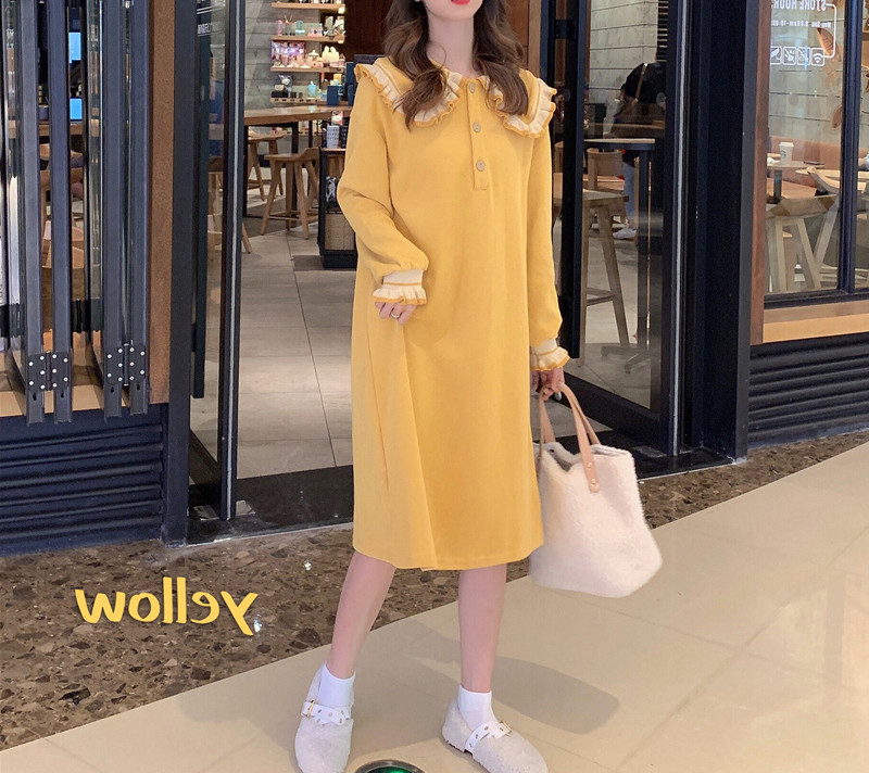 Kötött ruha klasszikus gallérral és gombokkal terhes nők számára