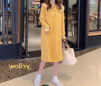 Alkalmi ruha gombokkal terhes nők számára