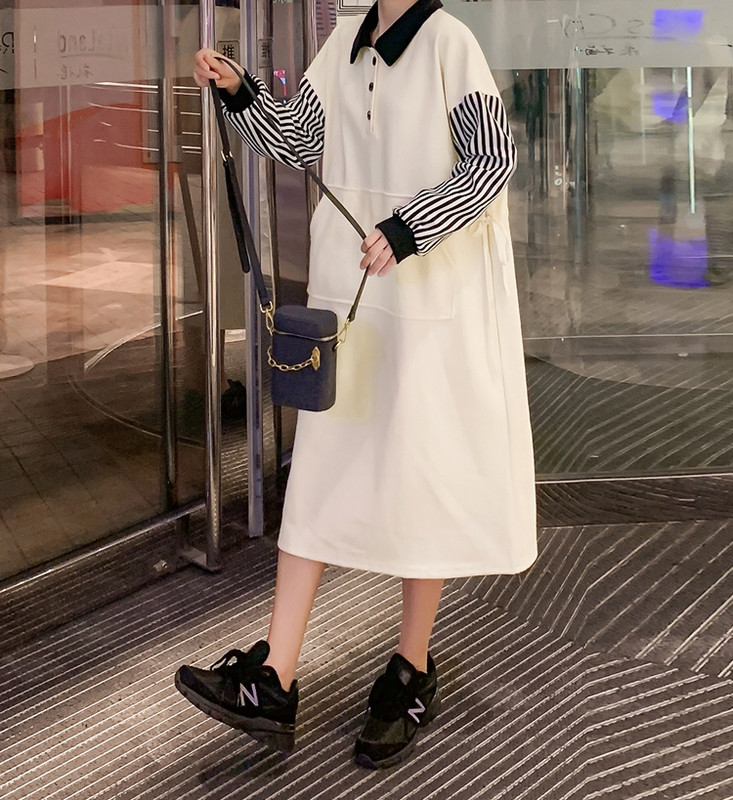 Női alkalmi ruha széles modell gombokkal és klasszikus gallérral