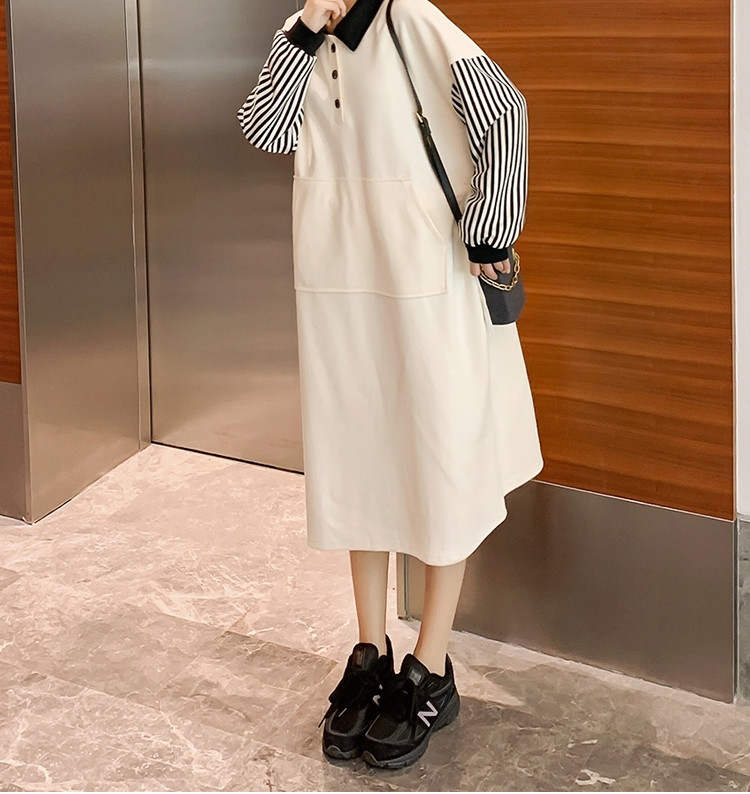 Női alkalmi ruha széles modell gombokkal és klasszikus gallérral