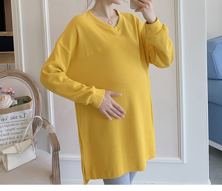 Spitsikaelusega vabaaja kleit rasedatele naistele