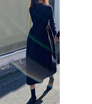 Alkalmi ruha alacsony gallérral és hosszú ujjú terhes nők számára