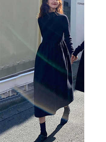 Alkalmi ruha alacsony gallérral és hosszú ujjú terhes nők számára