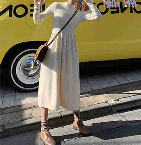 Alkalmi ruha alacsony gallérral és hosszú ujjú terhes nők számára