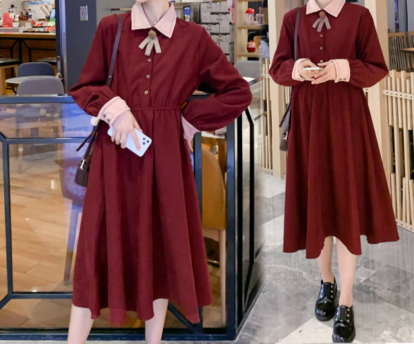 Modern ruha terhes nőknek gombokkal és klasszikus gallérral