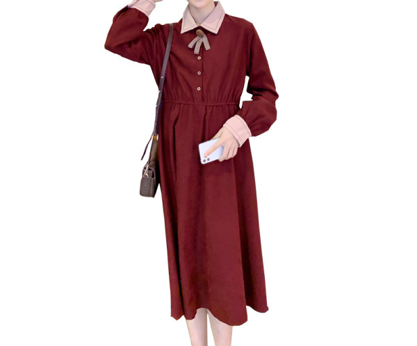 Modern ruha terhes nőknek gombokkal és klasszikus gallérral