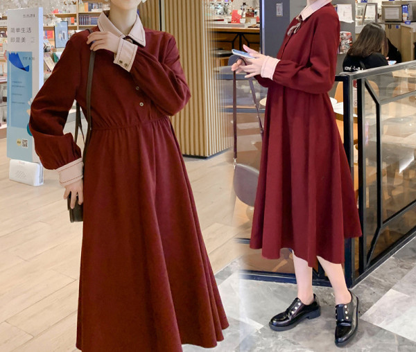 Modern ruha terhes nőknek gombokkal és klasszikus gallérral