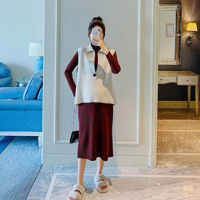 Pikkade varrukatega kootud kleit rasedatele naistele