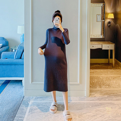 Pikkade varrukatega kootud kleit rasedatele naistele