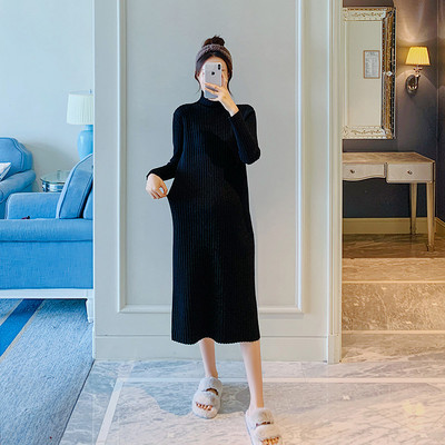 Pikkade varrukatega kootud kleit rasedatele naistele