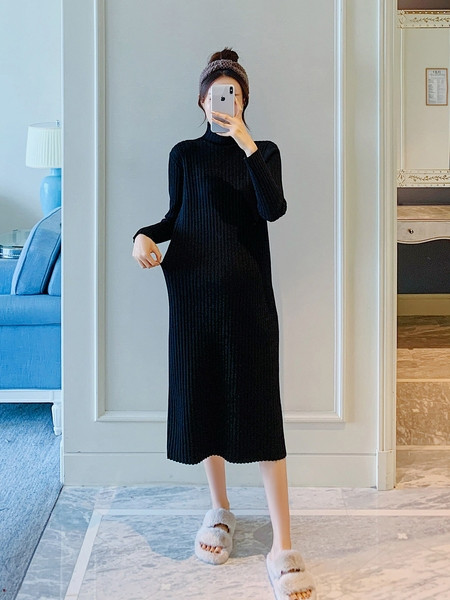 Pikkade varrukatega kootud kleit rasedatele naistele