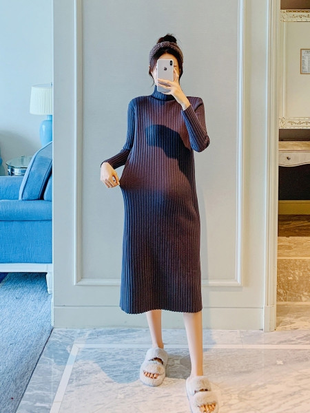 Pikkade varrukatega kootud kleit rasedatele naistele