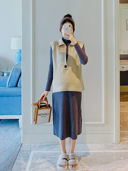 Pikkade varrukatega kootud kleit rasedatele naistele