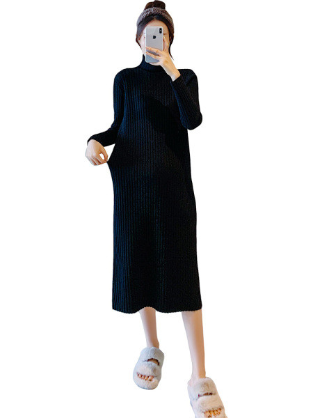 Pikkade varrukatega kootud kleit rasedatele naistele