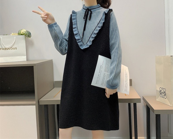 Alkalmi ruha terhes nőknek nyakkendővel és alacsony gallérral