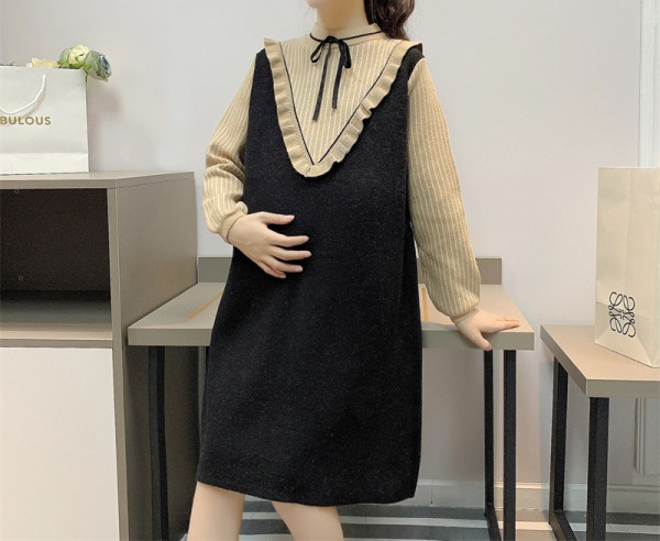 Alkalmi ruha terhes nőknek nyakkendővel és alacsony gallérral