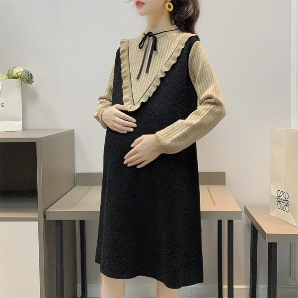 Alkalmi ruha terhes nőknek nyakkendővel és alacsony gallérral