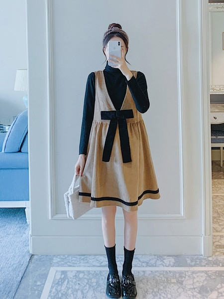 Női szabású ruha mély spitz nyakkivágással és szalaggal terhes nők számára