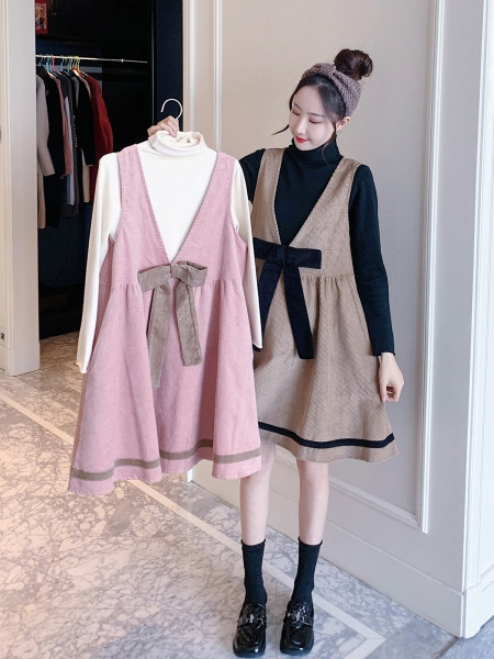 Női szabású ruha mély spitz nyakkivágással és szalaggal terhes nők számára