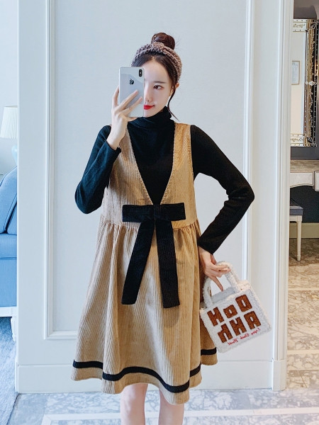 Női szabású ruha mély spitz nyakkivágással és szalaggal terhes nők számára