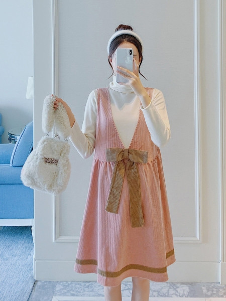 Női szabású ruha mély spitz nyakkivágással és szalaggal terhes nők számára