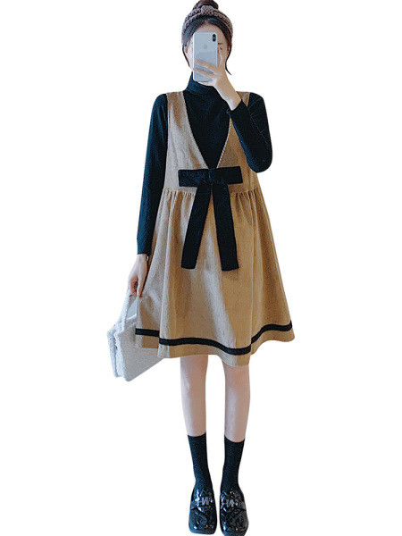 Női szabású ruha mély spitz nyakkivágással és szalaggal terhes nők számára