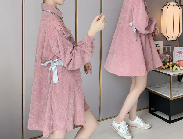 Kismama ruha klasszikus gallérral és gombokkal