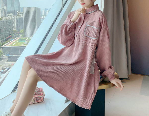 Kismama ruha klasszikus gallérral és gombokkal