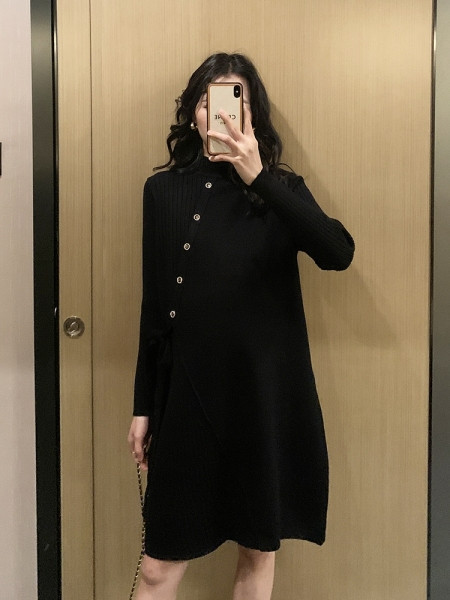 Alkalmi ruha terhes nőknek gombokkal