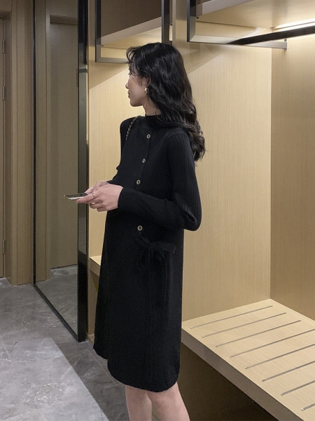 Alkalmi ruha terhes nőknek gombokkal