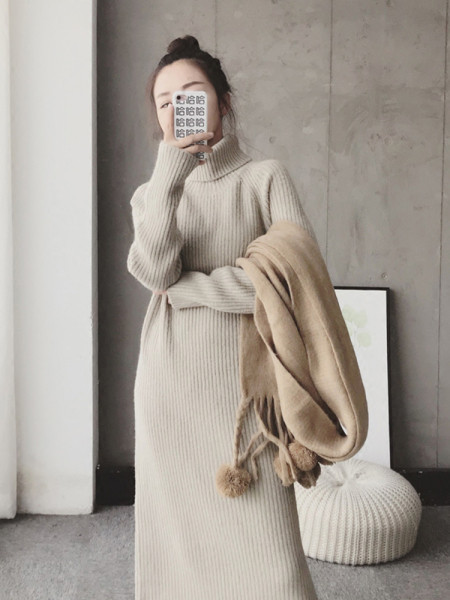 Kötött női hosszú ruha magas pólógallérral, négy színben