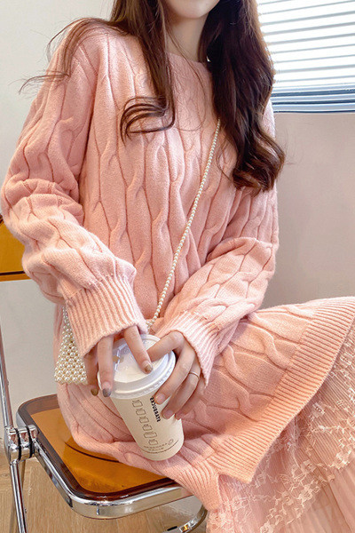 Modern női kötött ruha csipkével és ovális nyakkivágással