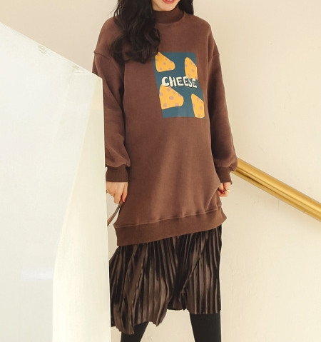 Alkalmi női ruha ovális nyakkivágással és mintával