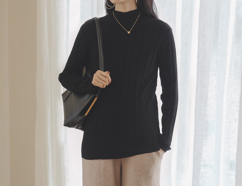 Alacsony gallérral ellátott pulóver terhes nők számára